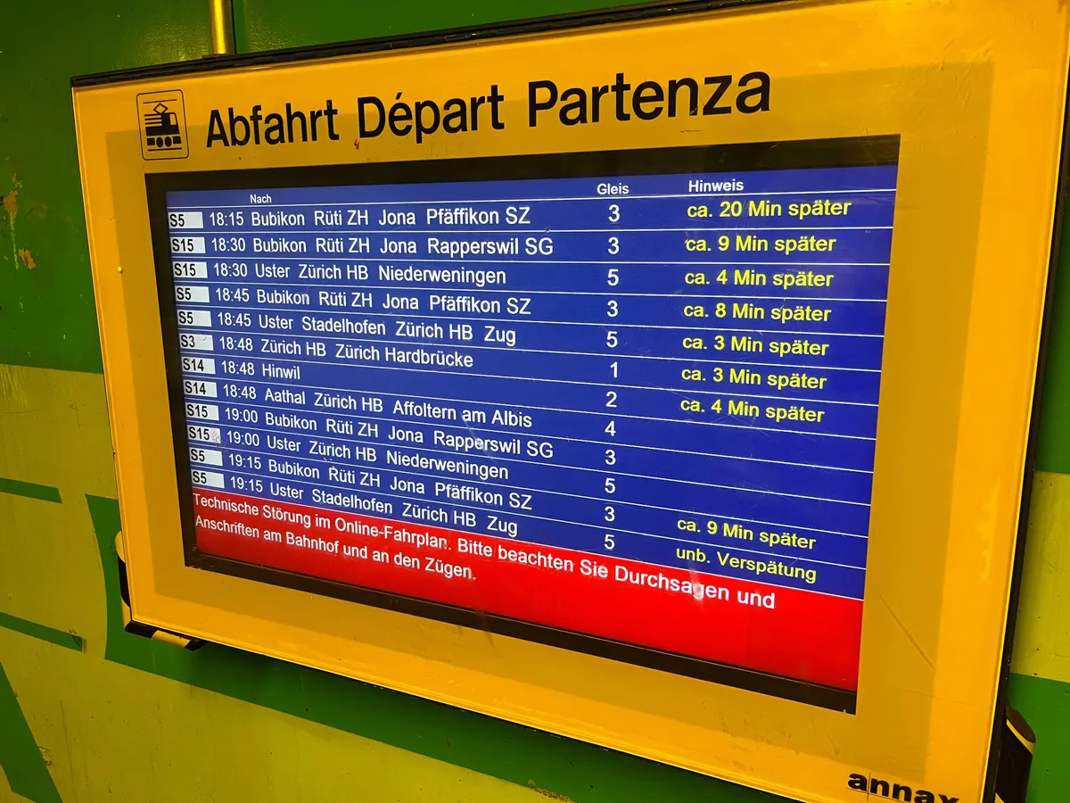Praktisch keine S-Bahn verkehrte am Donnerstagabend pünktlich. Eine Anzeigetafel an einem Bahnhof.